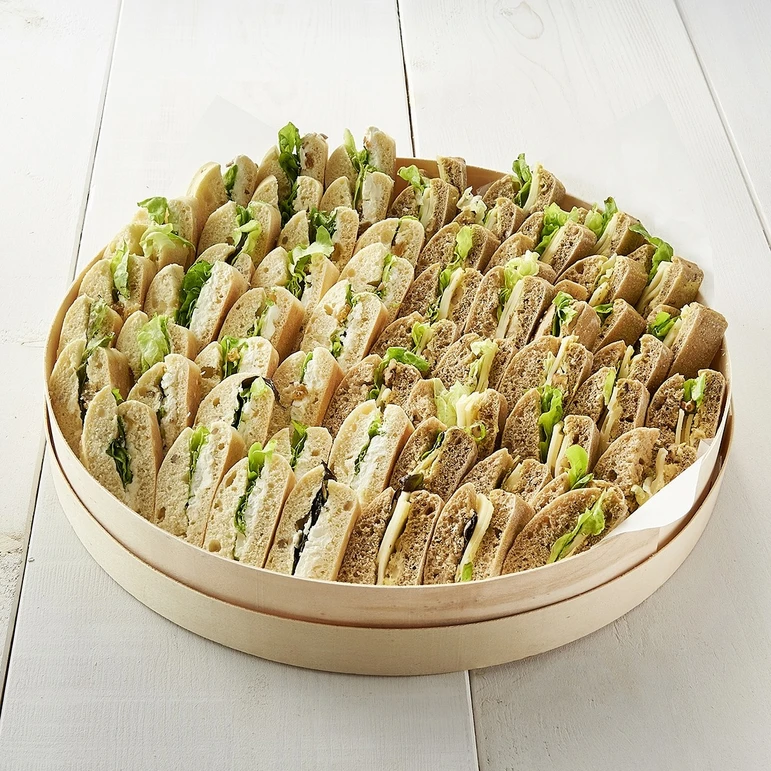 Plateau traiteur salé - Sélection de canapés et amuse-bouches pour votre soirée