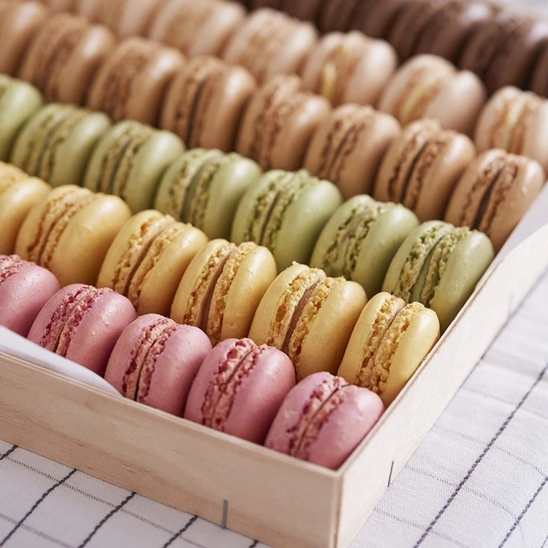 Sélection de desserts miniatures et macarons - La touche sucrée finale